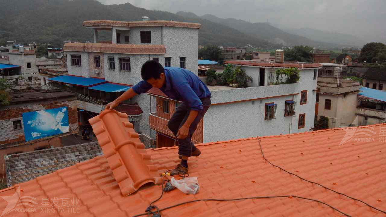 合成樹脂瓦與鐵皮瓦在性能和優(yōu)點上的區(qū)別和差異？